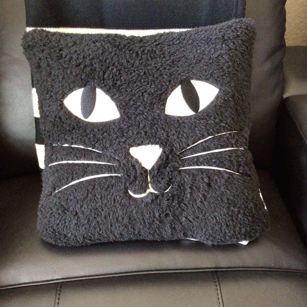 Black cat Sherpa Halloween pillow Hallow Home NWT
